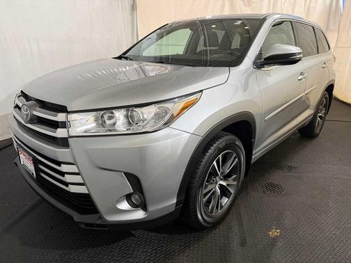 Celestial Silver Metallic 2018 Toyota Highlander LE