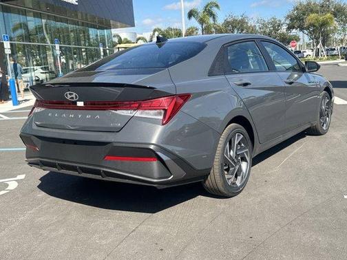 2025 Hyundai ELANTRA HEV SEL Sport