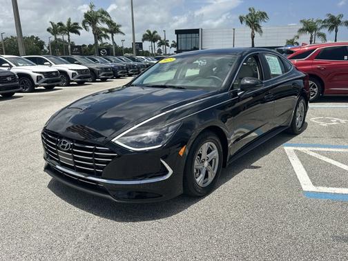 Black 2023 Hyundai SONATA SE