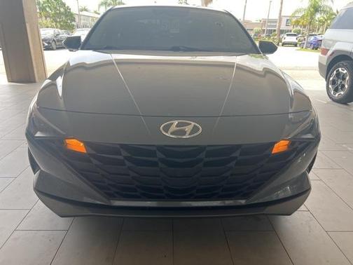 2022 Hyundai ELANTRA SE