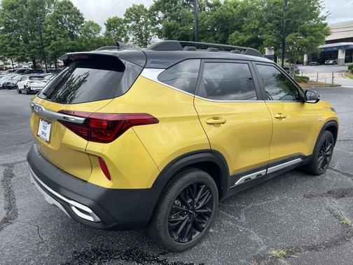 Starbright Yellow/Black Roof 2023 Kia Seltos Nightfall