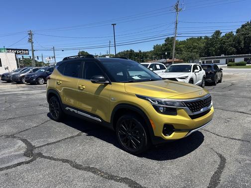Starbright Yellow/Black Roof 2023 Kia Seltos Nightfall