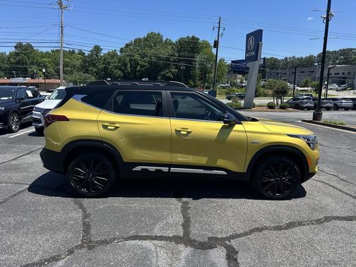 Starbright Yellow/Black Roof 2023 Kia Seltos Nightfall