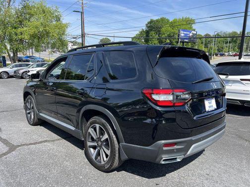 Crystal Black Pearl 2023 Honda Pilot Touring 8-Passenger