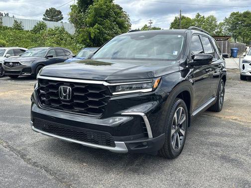 Crystal Black Pearl 2023 Honda Pilot Touring 8-Passenger