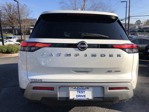 2022 Nissan Pathfinder SL
