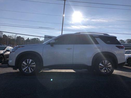 2022 Nissan Pathfinder SL