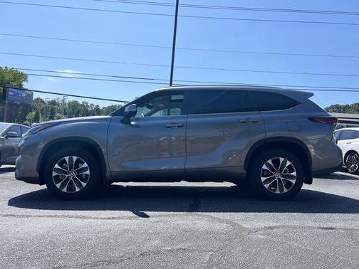 Heavy Metal 2025 Toyota Highlander Hybrid XLE