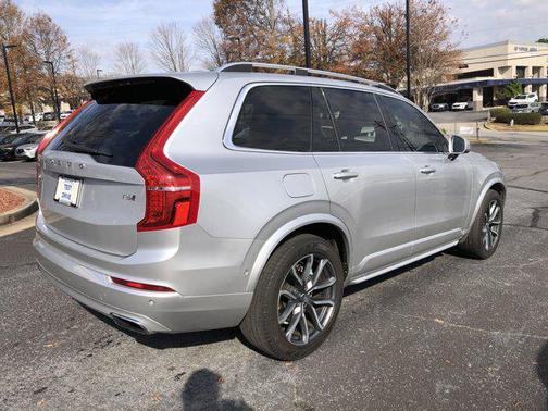 2017 Volvo XC90 T6 Momentum