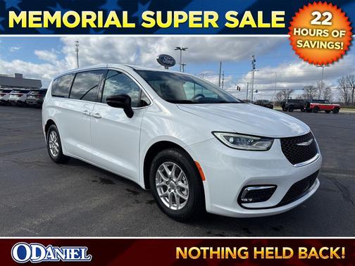 Bright White Clearcoat 2024 Chrysler Pacifica Touring L