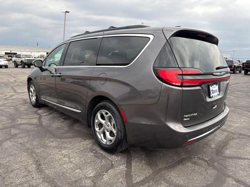 Granite Crystal Metallic Clearcoat 2023 Chrysler Pacifica Limited