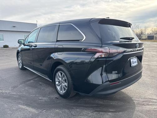 2024 Toyota Sienna LE
