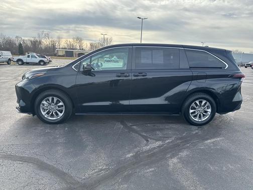 2024 Toyota Sienna LE