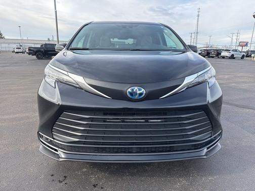 2024 Toyota Sienna LE