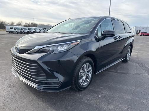 2024 Toyota Sienna LE