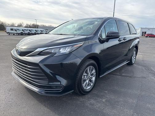 2024 Toyota Sienna LE