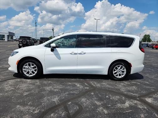 2022 Chrysler Voyager LX
