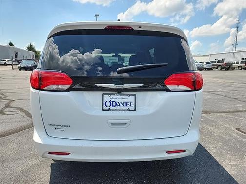 2022 Chrysler Voyager LX
