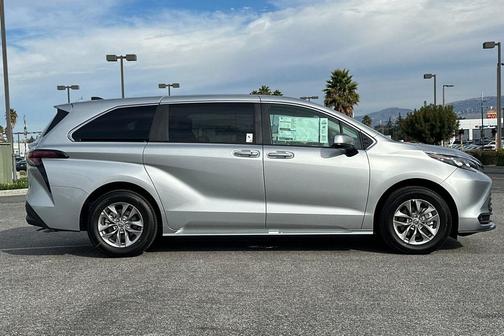 2025 Toyota Sienna XLE