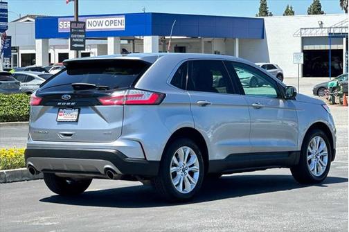 Silver Metallic 2022 Ford Edge Titanium