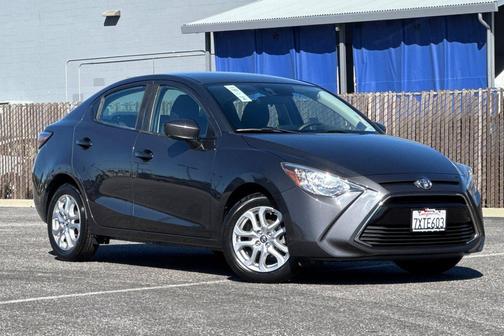 Graphite 2017 Toyota Yaris iA Base