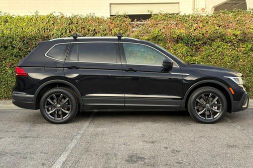 Deep Black Pearl 2022 Volkswagen Tiguan 2.0T SE