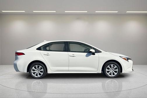 Ice 2027 Toyota Corolla Hybrid LE