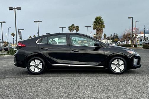2022 Hyundai IONIQ Hybrid SE