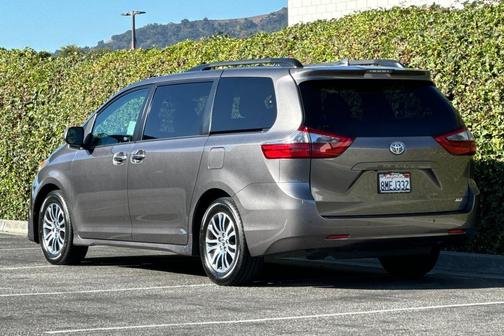 2020 Toyota Sienna XLE