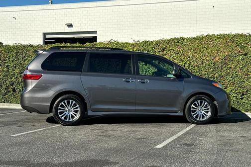 2020 Toyota Sienna XLE