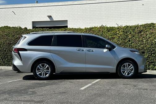 2022 Toyota Sienna Limited 7-Passenger