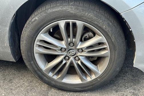 Celestial Silver Metallic 2016 Toyota Camry SE
