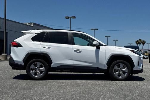Ice Cap 2025 Toyota RAV4 XLE