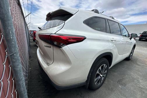 Blizzard Pearl 2020 Toyota Highlander Hybrid XLE