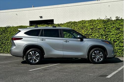 2023 Toyota Highlander Hybrid XLE