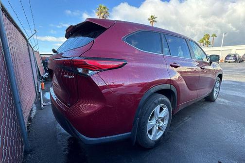 Pearl 2023 Toyota Highlander Hybrid LE