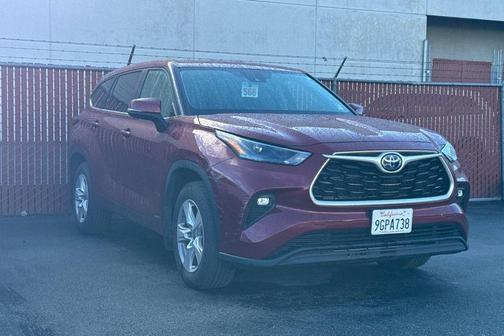 Pearl 2023 Toyota Highlander Hybrid LE
