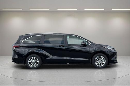 Midnight Black Metallic 2026 Toyota Sienna Limited