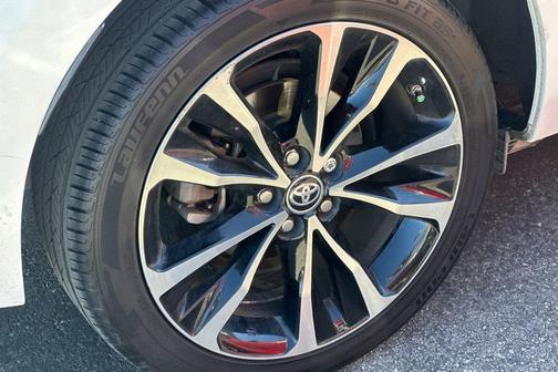 Super White 2017 Toyota Corolla SE