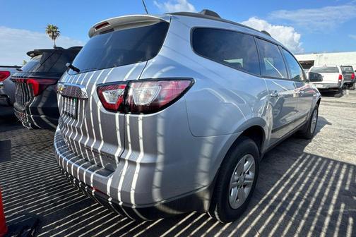 Silver Ice Metallic 2014 Chevrolet Traverse LS