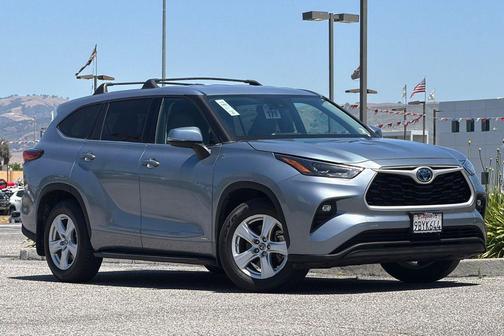 Moon Dust 2022 Toyota Highlander Hybrid LE