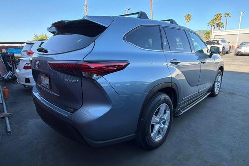 Moon Dust 2022 Toyota Highlander Hybrid LE