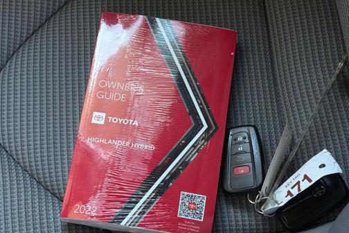 Moon Dust 2022 Toyota Highlander Hybrid LE