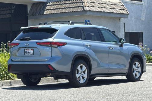 Moon Dust 2022 Toyota Highlander Hybrid LE