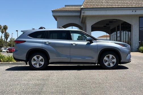 Moon Dust 2022 Toyota Highlander Hybrid LE