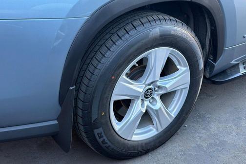 Moon Dust 2022 Toyota Highlander Hybrid LE