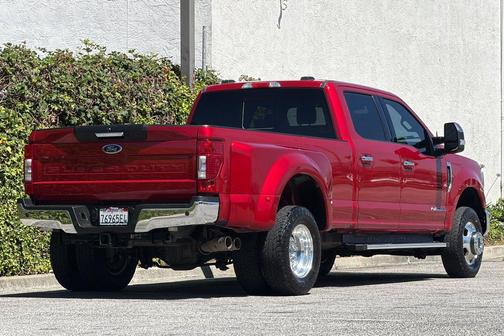 Rapid Red Metallic Tinted Clearcoat 2022 Ford F-350 Lariat
