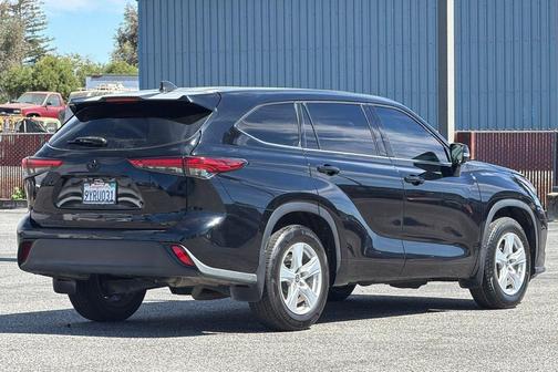 Midnight Black Metallic 2022 Toyota Highlander LE