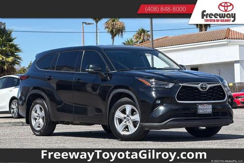 Midnight Black Metallic 2022 Toyota Highlander LE