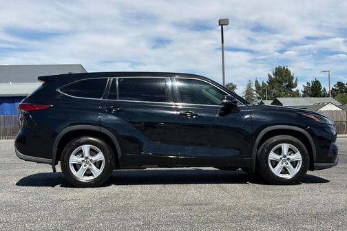 Midnight Black Metallic 2022 Toyota Highlander LE